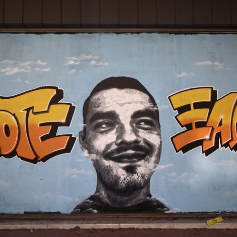 Τοιχογραφία με το πρόσωπο του Άλκη Καμπανού και το σύνθημα «Ποτέ Ξανά»