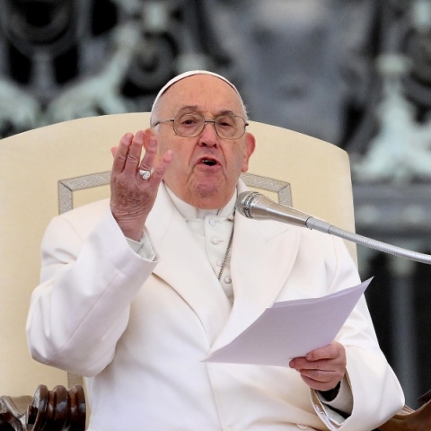 Βατικανό: Η παρένθετη μητρότητα να μετατραπεί σε οικουμενικό αδίκημα