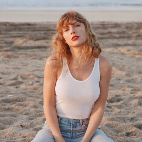 Η Taylor Swift στην παραλία με τζιν και λευκό μπλουζάκι