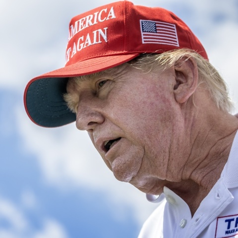 Ο πρώην πρόεδρος των ΗΠΑ, Ντόναλντ Τραμπ, με κόκκινο καπέλο