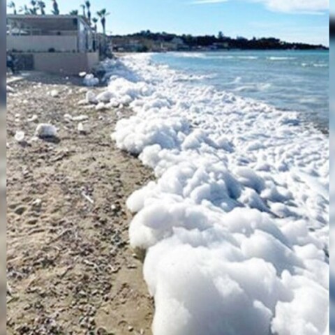 Γέμισε αφρούς η παραλία του Τσιλιβί στη Ζάκυνθο