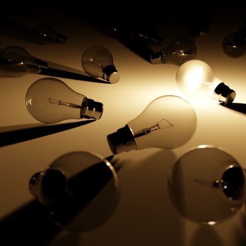 Πολλές λάμπες σε επίπεδη επιφάνεια, αλλά μόλις μία αναμμένη