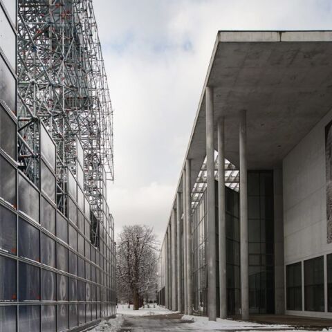 Γερμανία: Η Pinakothek der Moderne του Μονάχου απέλυσε εργαζόμενο που κρέμασε δικό του πίνακα στη γκαλερί του μουσείου.