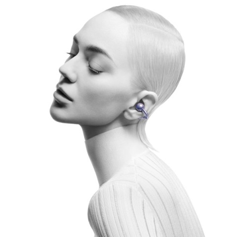 Κοπέλα που φοράει τα ακουστικά