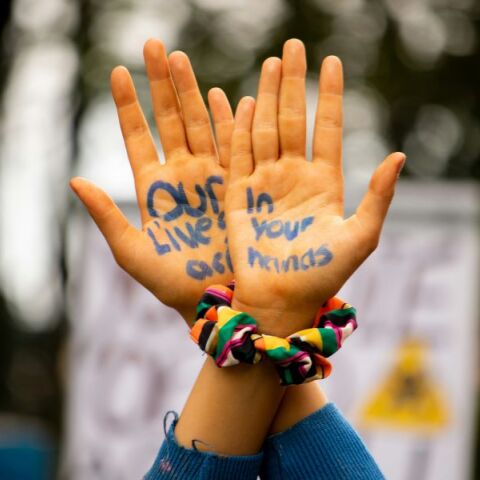 Η ζωή μας είναι στα χέρια σας, το σύνθημα που αναγράφεται στις παλάμες μιας διαδηλώτριας για το περιβάλλον