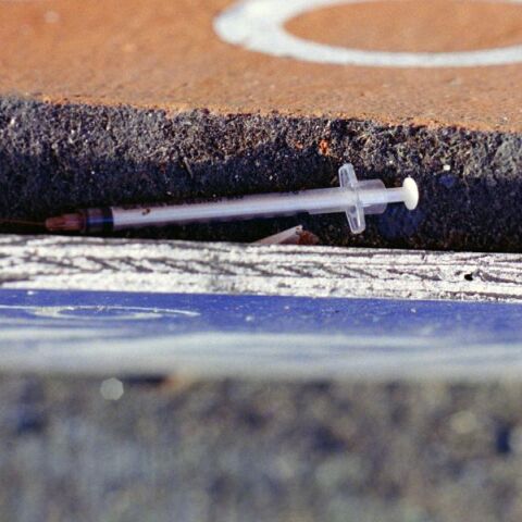 Κράτησαν ομήρους την γυναίκα και τα ανήλικα παιδιά 32χρονου γιατί τους έκλεψε μικροποσότητα ηρωίνης © Unsplash/ Randy Laybourne