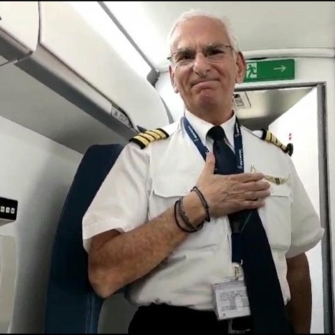 Ο κυβερνήτης πολιτικού αεροσκάφους πέταξε από την Χίο για Αθήνα για τελευταία φορά ως κυβερνήτης λόγω συνταξιοδότησης