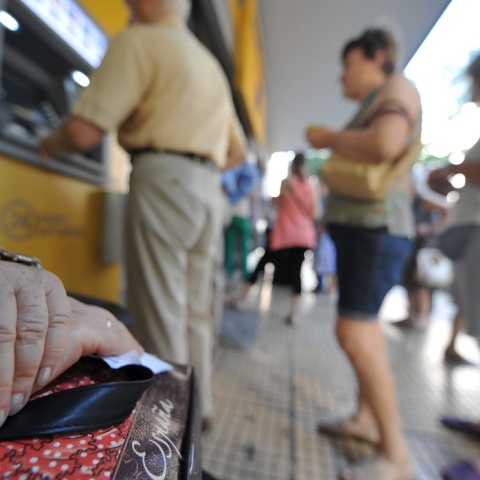 Συνταξιούχοι περιμένουν στην ουρά ΑΤΜ για ανάληψη της σύνταξης