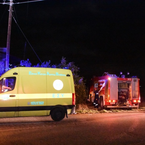 Ασθενοφόρο και Πυροσβεστική στο σημείο όπου έγινε τροχαίο δυστύχημα