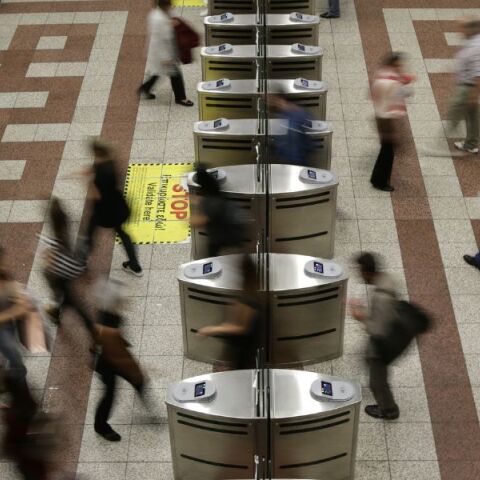 Πανελλαδική έρευνα Visa - ΕMΠ: 8 στους 10 σε Αθήνα και Θεσσαλονίκη προτίθενται να υιοθετήσουν τις ανέπαφες πληρωμές στα μέσα μαζικής μεταφοράς