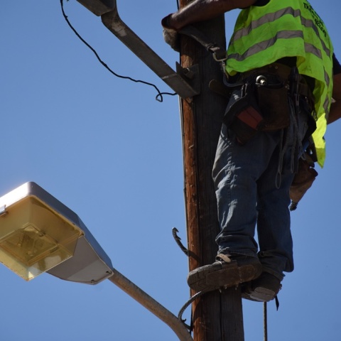 Εργαζόμενος σε στύλο της ΔΕΗ