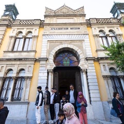 Πολίτες εισέρχονται από το Γενί Τζαμί στη Θεσσαλονίκη που άνοιξε μετά από 102 χρόνια για το Ραμαζάνι