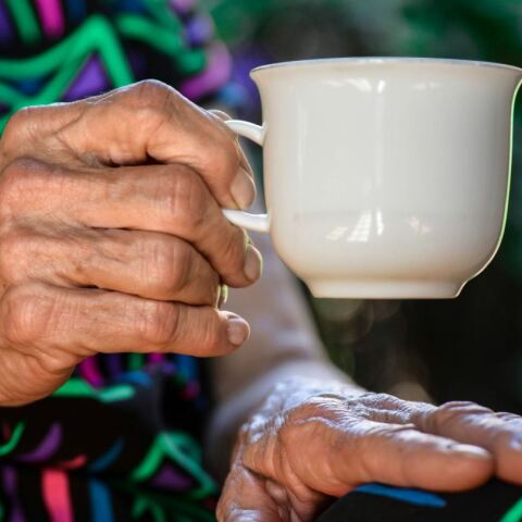 Ηλικιωμένη γυναίκα κρατάει φλιτζάνι