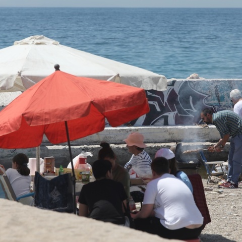 Κυριακή του Πάσχα και ψήσιμο στην παραλία