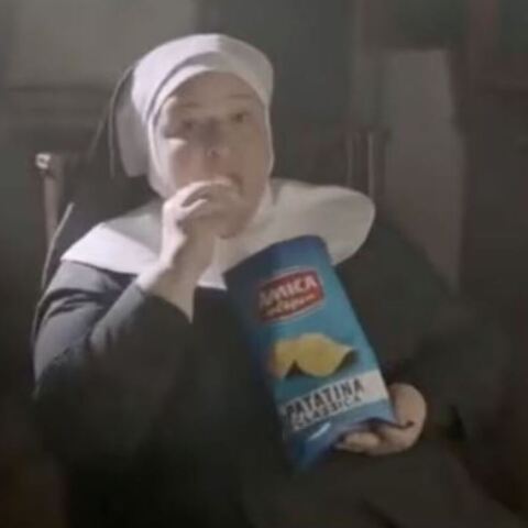 Σάλος με «βλάσφημη» διαφήμιση στην Ιταλία - Δείχνει μοναχές να τρώνε πατατάκια αντί για όστια