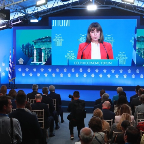 H Πρόεδρος της Δημοκρατίας, Κατερίνα Σακελλαροπούλου, στο 9ο Οικονομικό Φόρουμ των Δελφών