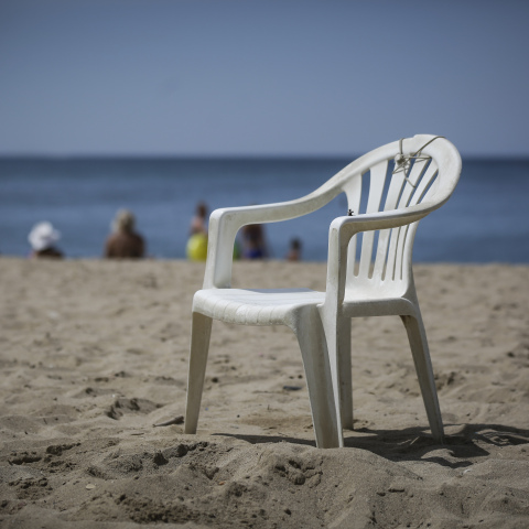 Λευκή πλαστική καρέκλα