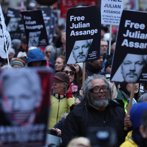 Πολίτες διαδηλώνουν υπέρ της παύσης δίωξης του Ασάνζ