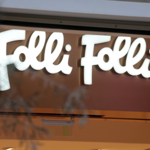 Πινακίδα από την είσοδο του καταστήματος Folli Follie