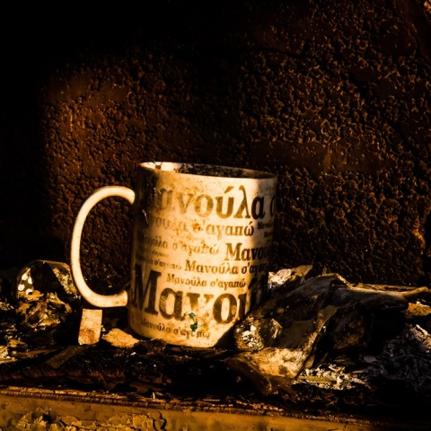 Κούπα σε καμένο σπίτι από την πυρκαγιά στο Μάτι