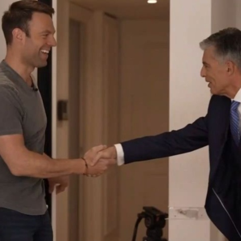 O Στέφανος Κασσελάκης χαιρετά τον Νίκο Ευαγγελάτο στο σπίτι του