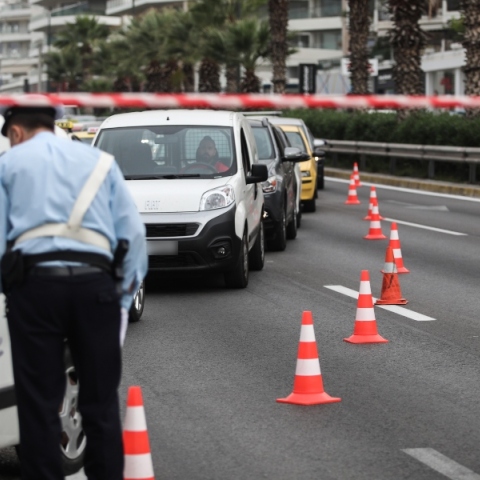Τροχονόμος επιβάλλει κυκλοφοριακές ρυθμίσεις στον δρόμο