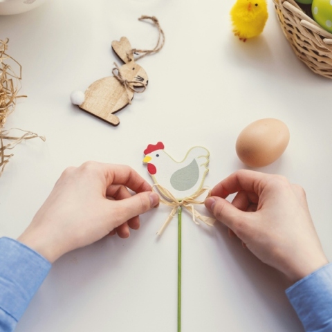 Παιδί φτιάχνει χειοτεχνίες για το Πάσχα