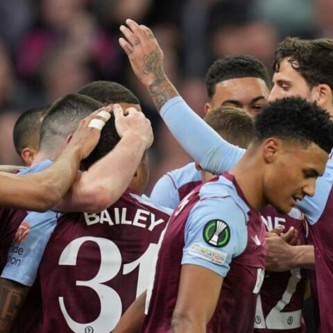 Οι παίκτες της Άστον Βίλα μετά από το γκολ που πέτυχε η ομάδα στον πρώτο προημιτελικό του Conference League