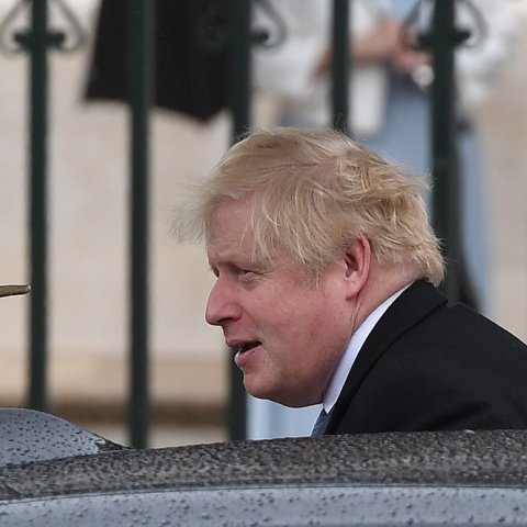 Ο πρώην πρωθυπουργός της Βρετανίας, Μπόρις Τζόνσον, βγαίνει από το όχημά του