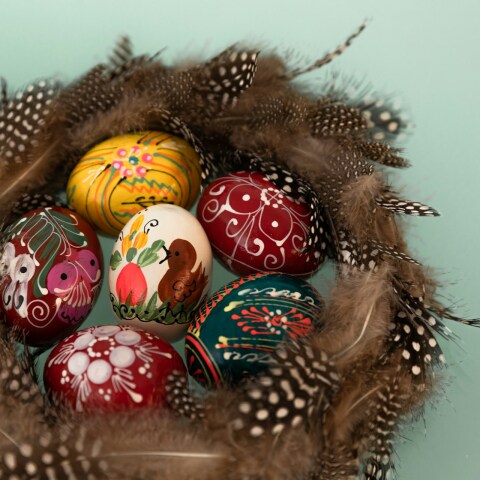 Βαμμένα αυγά σε στεφάνι από κλαδιά και πούπουλα