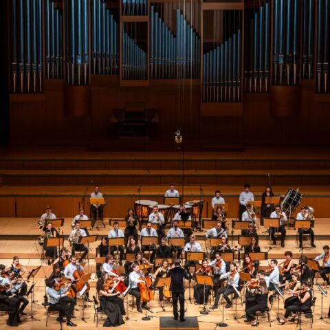 ΕΛΣΟΝ: Ντεμπούτο στο Carnegie Hall της Νέας Υόρκης - Μια ιστορική εμφάνιση της ορχήστρας, υπό τη μουσική διεύθυνση του Διονύση Γραμμένου.