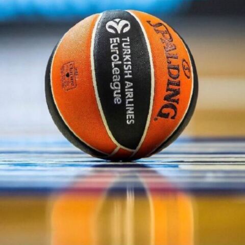 Μία μπάλα της Euroleague στο παρκέ κάποιου γηπέδου