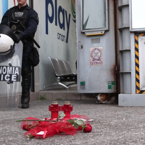 Λουλούδια και κεριά στο σημείο της γυναικοκτονίας έξω από το αστυνομικό τμήμα Αγίων Αναργύρων