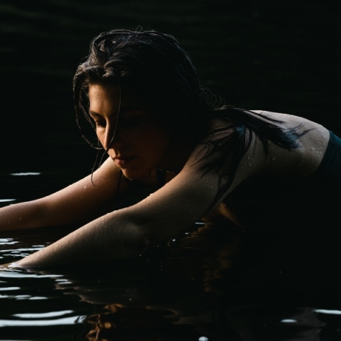 Julia Holter: Ακούσε το νέο τραγούδι «Spinning» από το καινούργιο της άλμπουμ «Something in the Room She Moves»