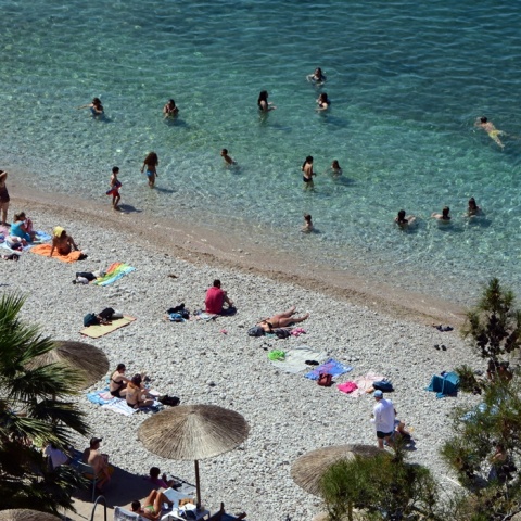 Λουόμενοι σε παραλία για λίγες στιγμές δροσιάς από τις υψηλές θερμοκρασίες