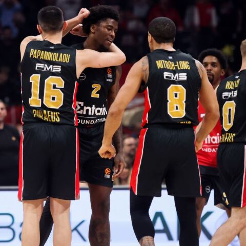 Οι παίκτες του Ολυμπιακού πανηγυρίζουν τη νίκη επί του Ερυθρού Αστέρα