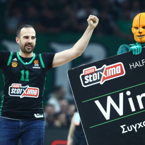 Ο φίλαθλος του Παναθηναϊκού που σκόραρε από το κέντρο πανηγυρίζει το επίτευγμά του