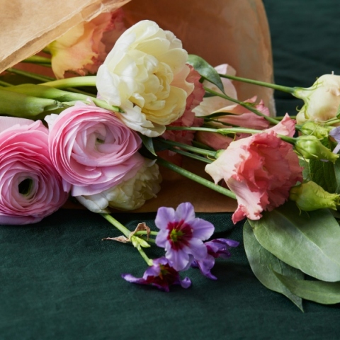 Μπουκέτο με λουλούδια πάνω σε πάγκο