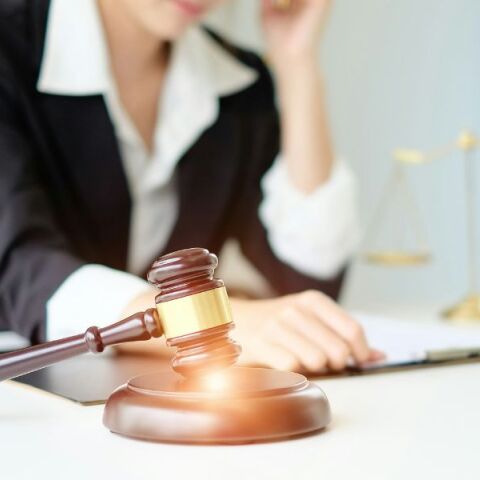 Βρετανία: Ζευγάρι πήρε διαζύγιο χωρίς να το ζητήσει όταν ο δικηγόρος έκανε κλικ σε λάθος κουμπί - Οριστική η διαδικασία, λέει ο δικαστής.