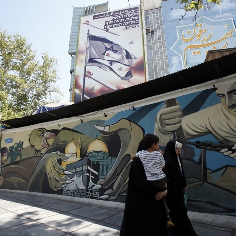 Ιρανοί περαπτούν μπροστά από αντί - Ισραηλινό γκράφιτι