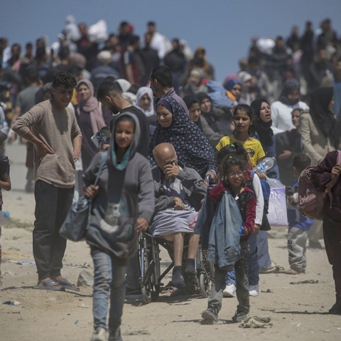 Ηλικιωμένοι Παλαιστίνιοι και μικρά παιδιά φεύγουν από το βόρειο τμήμα της Γάζας σε μία προσπάθεια να επιστρέψουν νότια