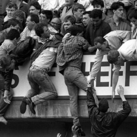 Η τραγωδία του Χίλσμπορο - Οπαδοί κρέμονται από τα κάγκελα της εξέδρας