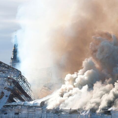 Δανία: Καταστράφηκε από πυρκαγιά το παλιό Χρηματιστήριο της Κοπεγχάγης - 400 χρόνια πολιτιστικής κληρονομιάς τυλίχτηκαν στις φλόγες.