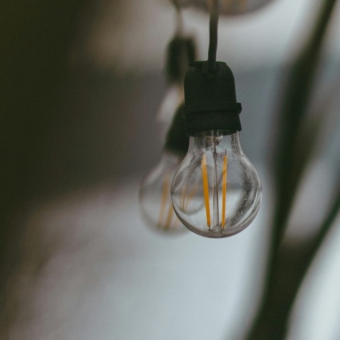 Λάμπα κρεμασμένη, αλλά σβηστεί