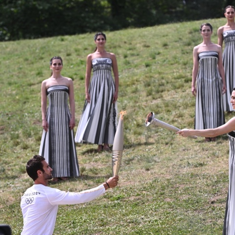 Στιγμιότυπο από την τελετή άφης της Ολυμπιακής Φλόγας - Η Πρωθιέρεια ανάβει τη δάδα