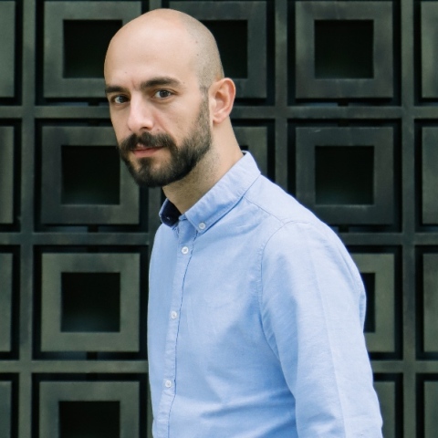 Ο Μάνος Βαβαδάκης μιλάει για την παράσταση ΤΑΝΚ στο Θέατρο Τέχνης