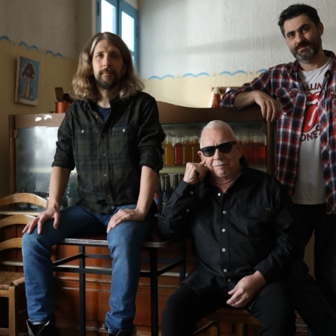 Alex Sid, Quasamodo κι Eric Burdon στο τραγούδι «Don't Εver Leave» για τη σειρά «Η Παραλία», σε σκηνοθεσία Στέφανου Μπλάτσου