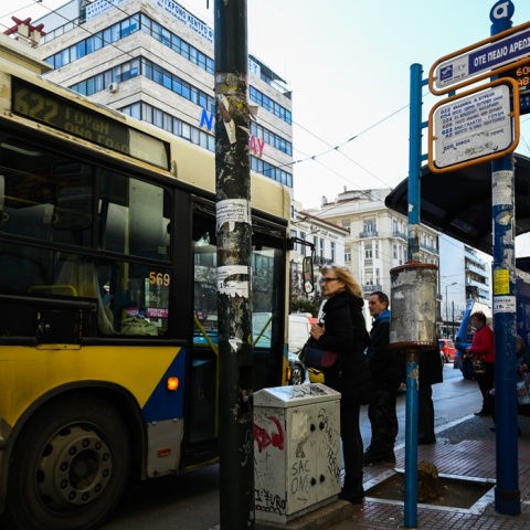 Λεωφορείο και πολίτες που αναμένουν στη στάση