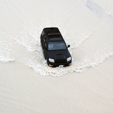 Αυτοκίνητο σε πλημμυρισμένο δρόμο