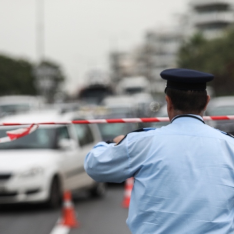 Τροχονόμος επιβάλλει κυκλοφοριακές ρυθμίσεις στον δρόμο